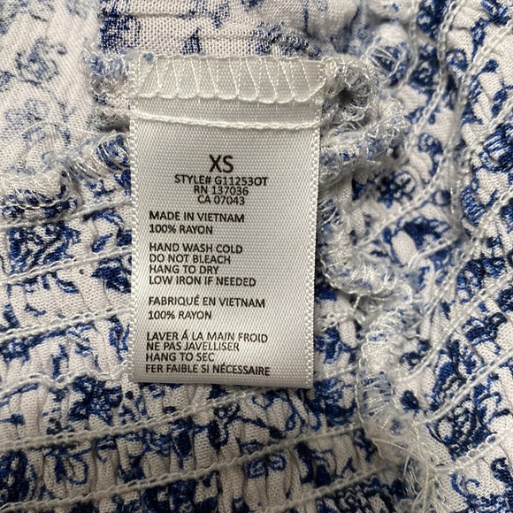 Women’s Size XS White and Blue Elastic Waist V Neck V Back Crop Top - Picture 3 of 3